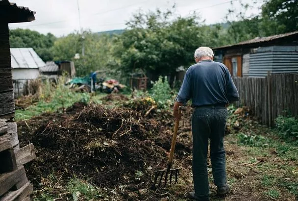 Горячий компост за месяц: как из сорняков и ботвы сделать лучшее удобрение