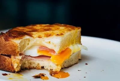 Готовлю идеальный завтрак всего за 5 минут: сэндвич с яйцом