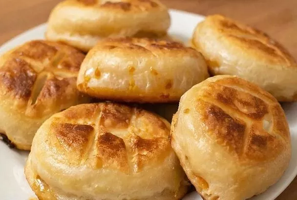 Бездрожжевое тесто, а пирожки получаются пышными и нежными и не впитывают масло 