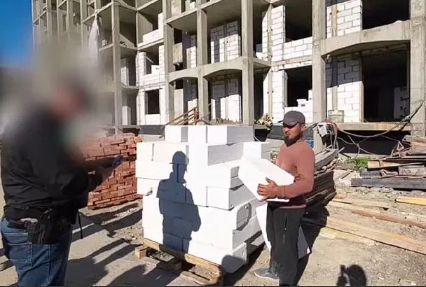 Полицейские поймали мигрантов-нелегалов на стройке в Анапе