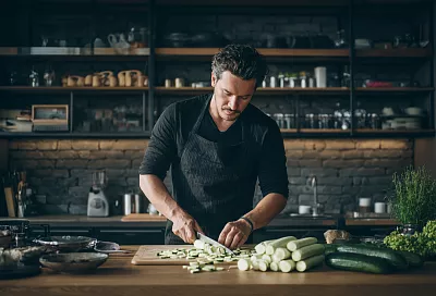 Салат из кабачков с мятным соусом: свежо, ароматно и легко