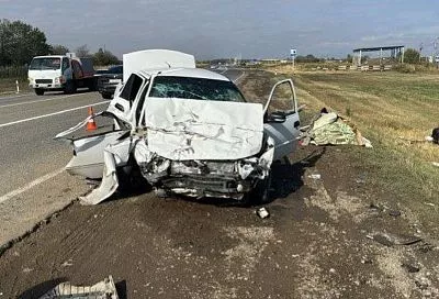 Машины всмятку. Один человек погиб и один пострадал в ДТП с двумя легковушками на Кубани