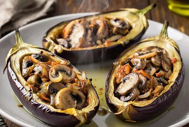 Осенний кулинарный хит: баклажанные лодочки с грибами – наслаждение вкусом