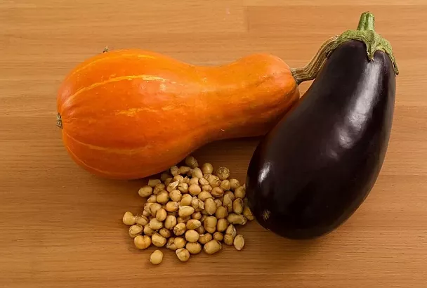 Тушеная тыква с баклажаном и нутом: только растительные ингредиенты