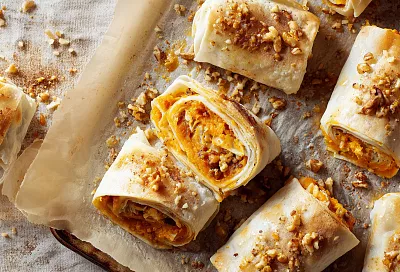 Рулетики из лаваша с тыквой: сочные, медовые и полезные за 30 минут