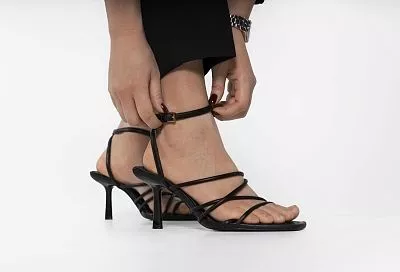 Неудачная обувь стала причиной травмы у пассажирки во время полета