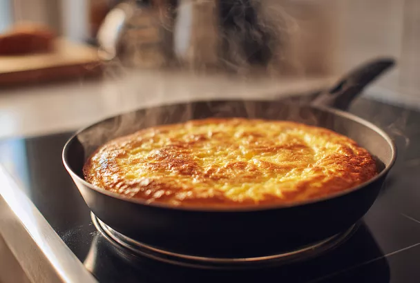 Творожная запеканка на сковороде за час: нежная и без духовки