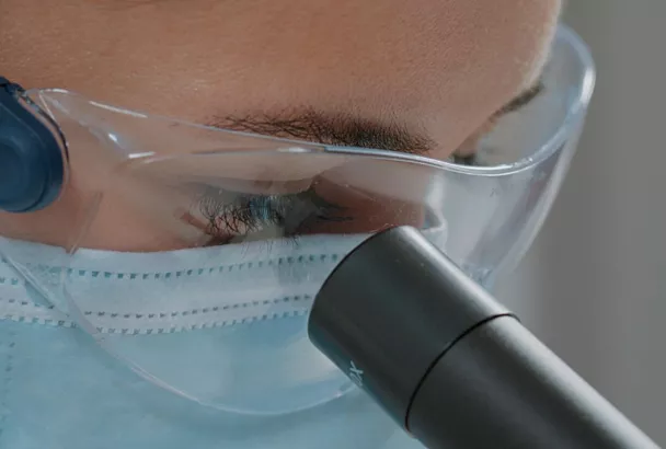 Российские ученые научились управлять иммунными клетками внутри опухоли с помощью лазера