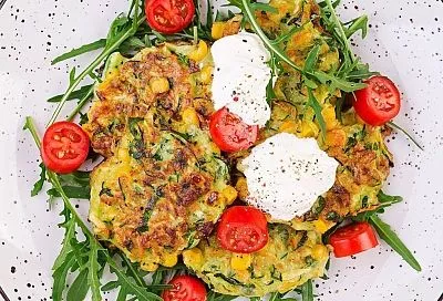 Эти оладьи из кабачков пленяют простотой и пользой: ну очень вкусные и низкокалорийные