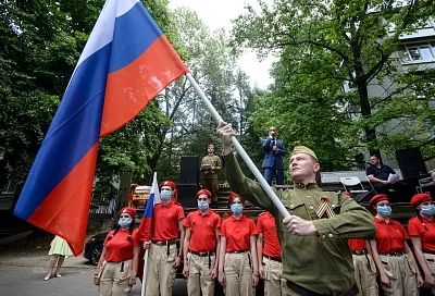 Ветеранов в Сочи поздравили песнями и танцами под окнами домов 