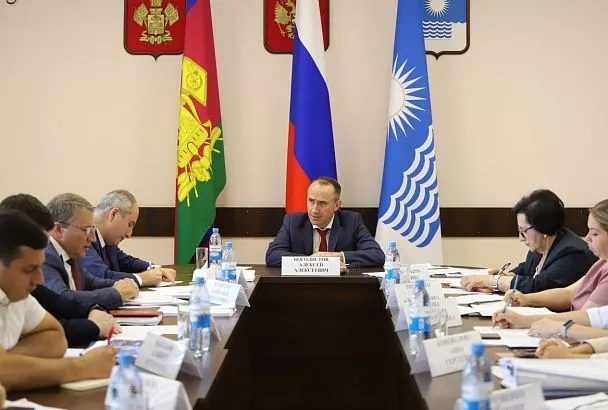 Власти Геленджика заинтересовались вопросом об ограничении доступа к навесам на пляжах