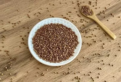 Берем овсянку или гречку и закапываем в землю: самый простой и рабочий способ улучшить грунт для комнатных цветов 