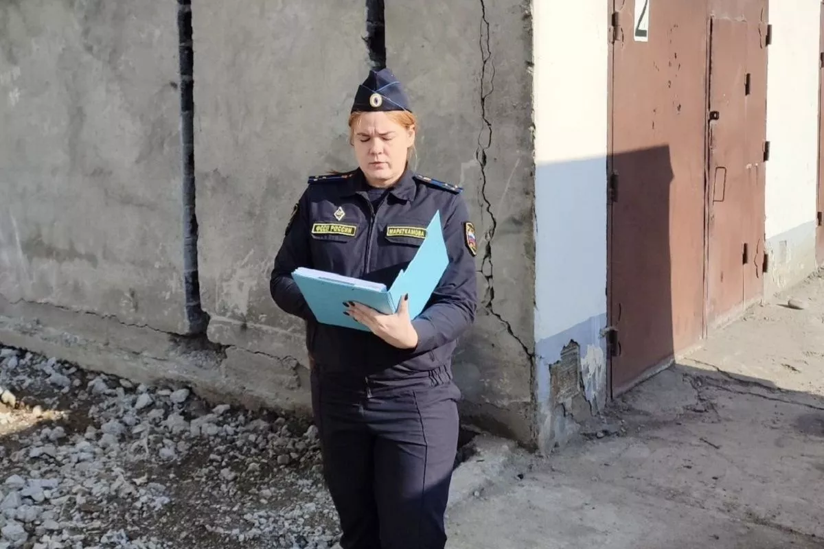 Приставы обязали жительницу Сочи снести два лишних этажа дома