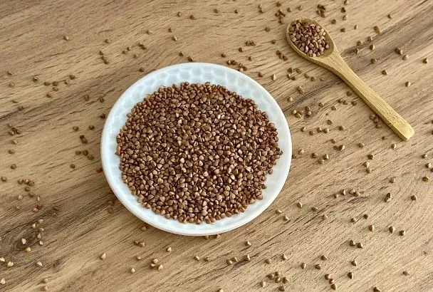 Берем овсянку или гречку и закапываем в землю: самый простой и рабочий способ улучшить грунт для комнатных цветов 