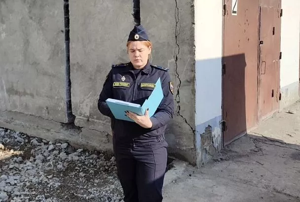 Приставы обязали жительницу Сочи снести два лишних этажа дома