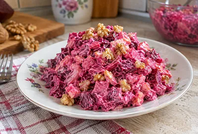 Нарезаем свёклу кубиком и добавляем плавленый сыр: салат выходит нежным и сытным