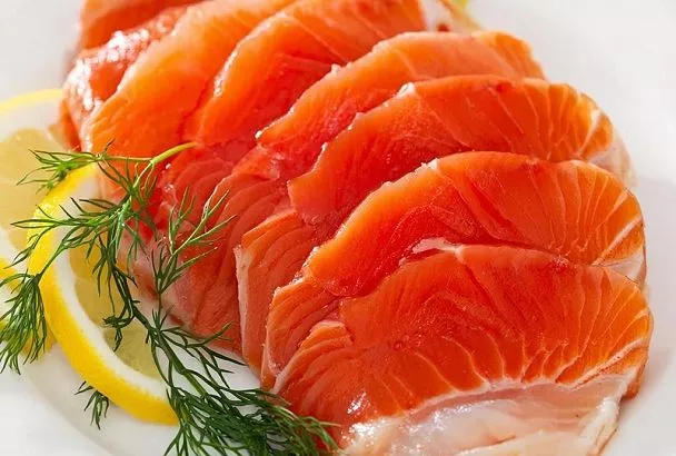 Как засолить красную рыбу в домашних условиях: горбушу, семгу, форель и нерку за 24 часа – простой рецепт для нежной и ароматной закуски