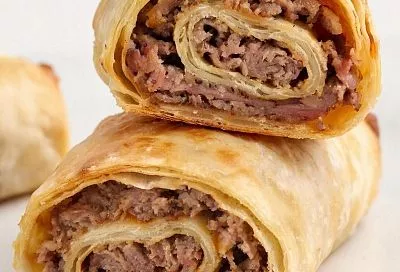 Мясной рулет в слоеном тесте в духовке: хрустящий снаружи, сочная начинка внутри