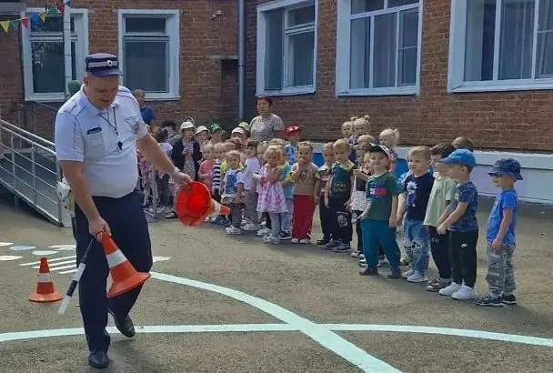 Световозвращатели и безопасный маршрут: в Тимашевском районе автоинспекторы провели урок для дошкольников