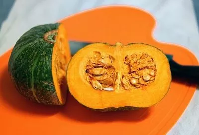 Самое сложное в приготовлении такого гарнира - выбрать вкусную тыкву. А уж духовка и чеснок сделают из нее «пищу богов»