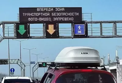 Более 900 машин ожидают проезда по Крымскому мосту