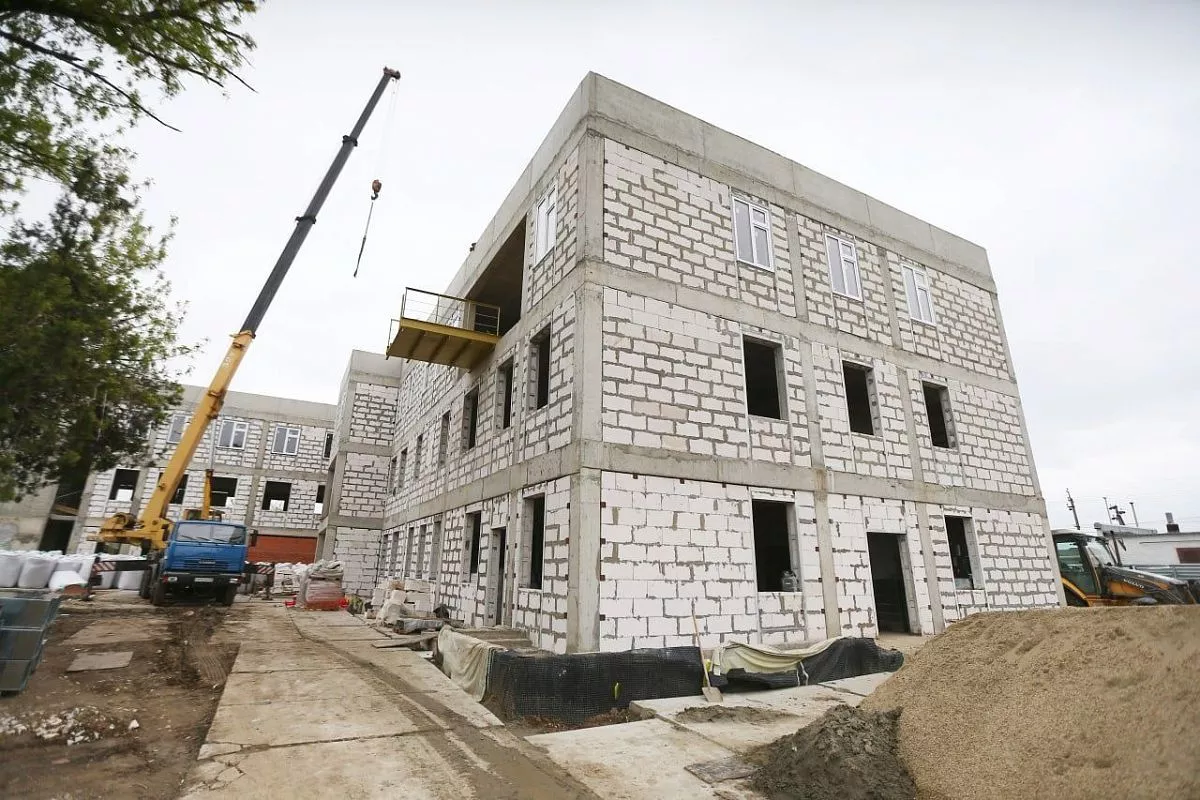 поликлиника в поселке Российском готова уже на 36% – заложен фундамент, возведены стены трех этажей.