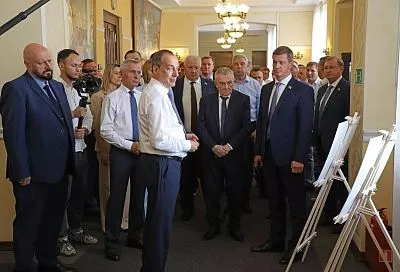 Председатель ЗСК Юрий Бурлачко открыл в кубанском парламенте фотовыставку военных корреспондентов