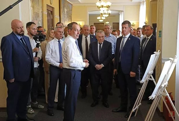 Председатель ЗСК Юрий Бурлачко открыл в кубанском парламенте фотовыставку военных корреспондентов