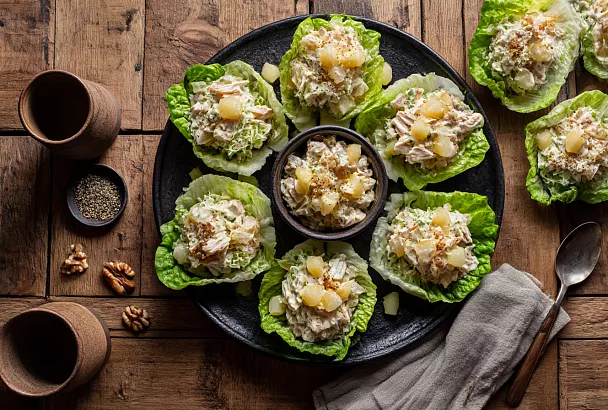 Забудьте про «Оливье»: новогодний салат с курицей и ананасами, который исчезает первым