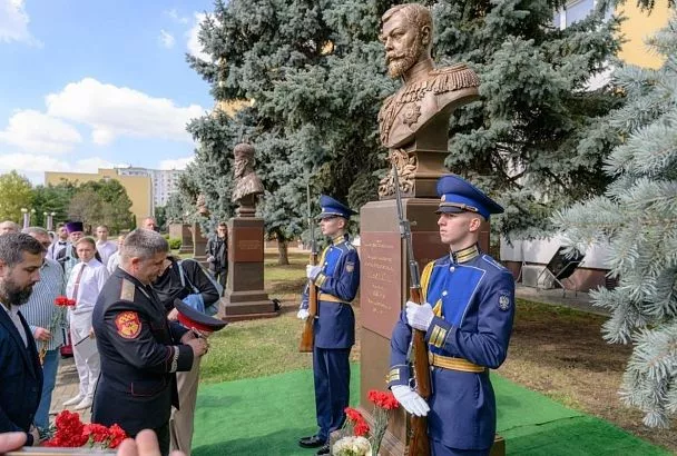 Памятник Николаю II открыли в Краснодаре