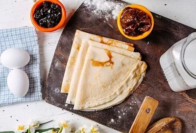 Пеку каждое утро тонкие блины, которые не прилипают к сковороде и похожи на причудливые кружева. Проверенный рецепт, который еще никого не подводил