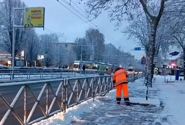 Тротуары и дороги Краснодара очищают от снега и обрабатывают от гололеда 58 спецмашин