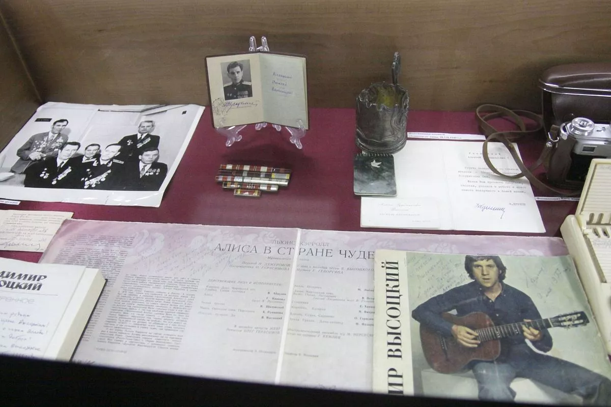 В основе передвижной выставки – подлинные предметы и документы, принадлежавшие Владимиру Высоцкому и его семье.