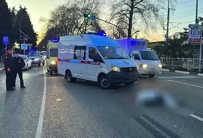 Грузовик сбил двух пенсионеров на пешеходном переходе в Сочи. Один из них погиб