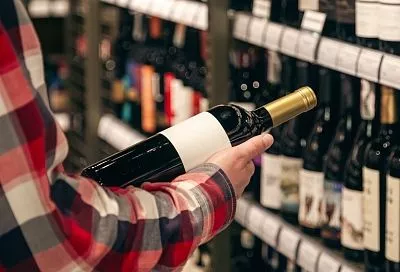 Минцифры планирует запуск эксперимента по онлайн-продаже вина в 2026 году