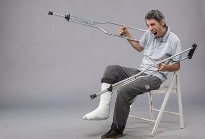 Упал по дороге на работу? Это не производственная травма — эксперты пояснили нюансы