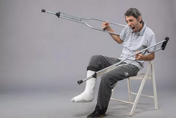 Упал по дороге на работу? Это не производственная травма — эксперты пояснили нюансы