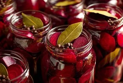 Разливаю по маленьким банкам — свёкла на винегрет всегда под рукой и не пропадает