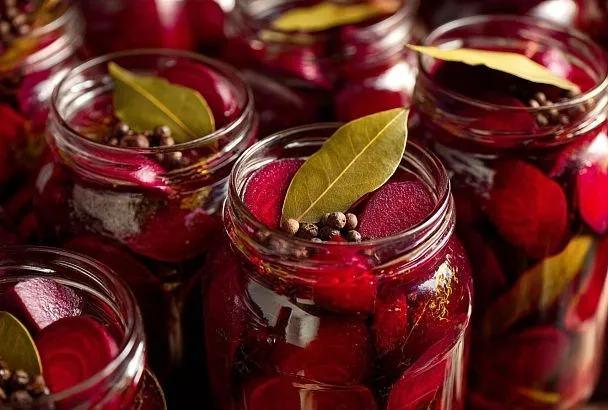 Разливаю по маленьким банкам — свёкла на винегрет всегда под рукой и не пропадает