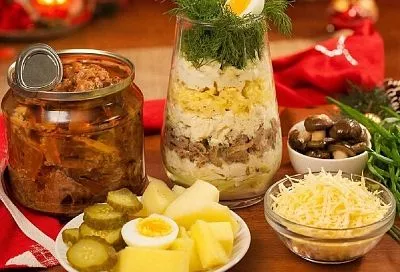 Берегу силы для новогодней ночи и делаю шикарный праздничный салат из тушенки! Все гости в восторге! Пошаговый рецепт