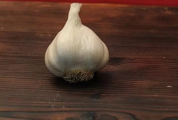 Чтобы вырос с кулак: какой должна быть первая подкормка чеснока, когда закладывается головка