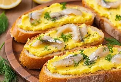 То самое селедочное масло из трех ингредиентов: рецепт из советского прошлого, который любят до сих пор 