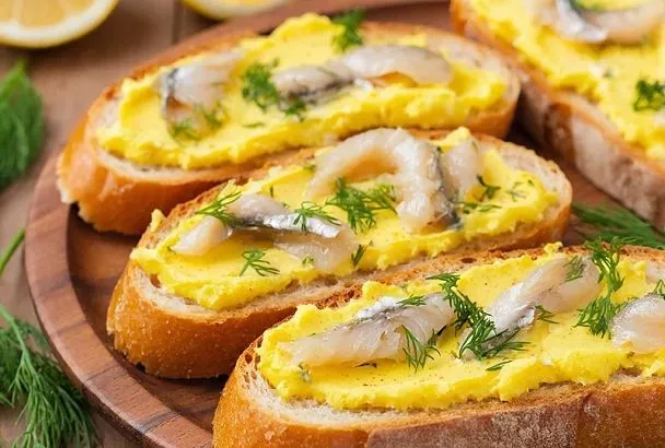 То самое селедочное масло из трех ингредиентов: рецепт из советского прошлого, который любят до сих пор 