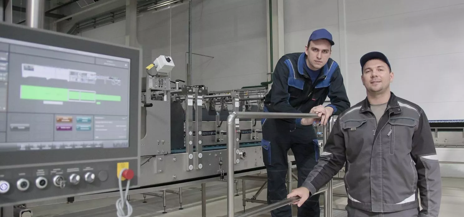 Оператор упаковочной линии Андрей Богачев и мастер смены Максим Лободаев прошли обучение для работы на современных станках.