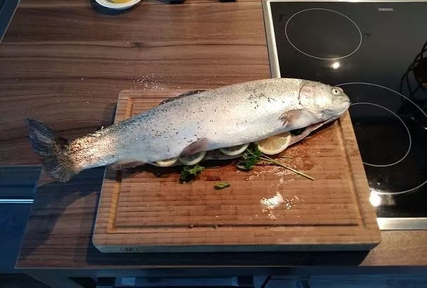 На праздники останемся без шашлыка: будем запекать целую форель в духовке по новому рецепту свекрови