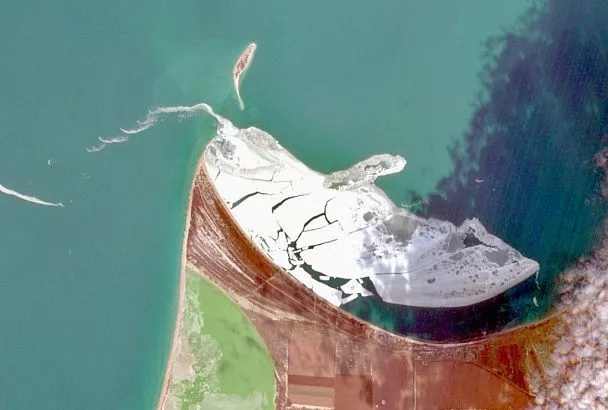 «Айсберг» образовался в Черном море: редкое явление сняли из космоса