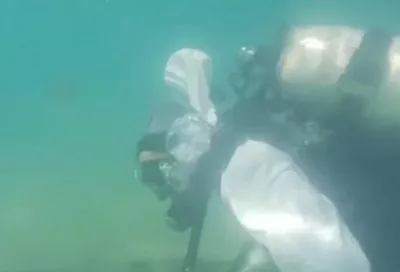 Опубликованы кадры сбора водолазами мазута у берегов анапского поселка Джемете