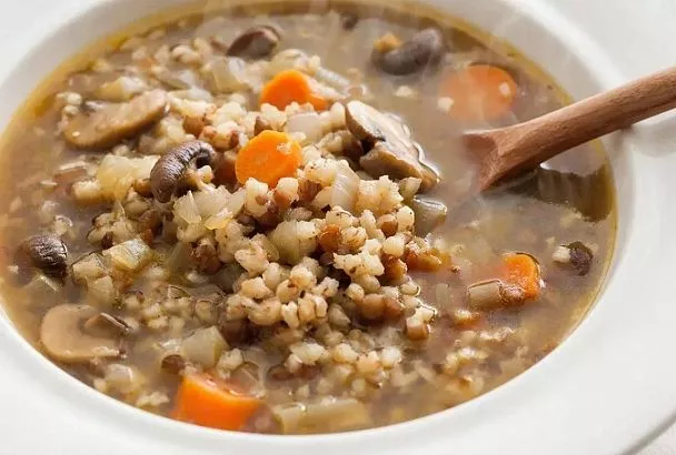 Грибной суп с гречкой варим за полчаса — сытный и полезный обед на скорую руку