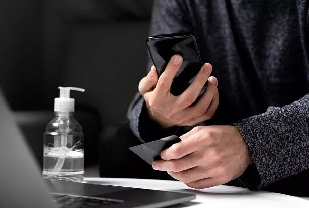 Специалист по информационной безопасности рассказал о самых популярных схемах мошенников перед праздниками