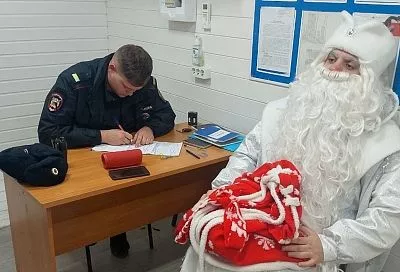 Анапчанин в костюме Деда Мороза брал деньги за фото у городских новогодних инсталляций